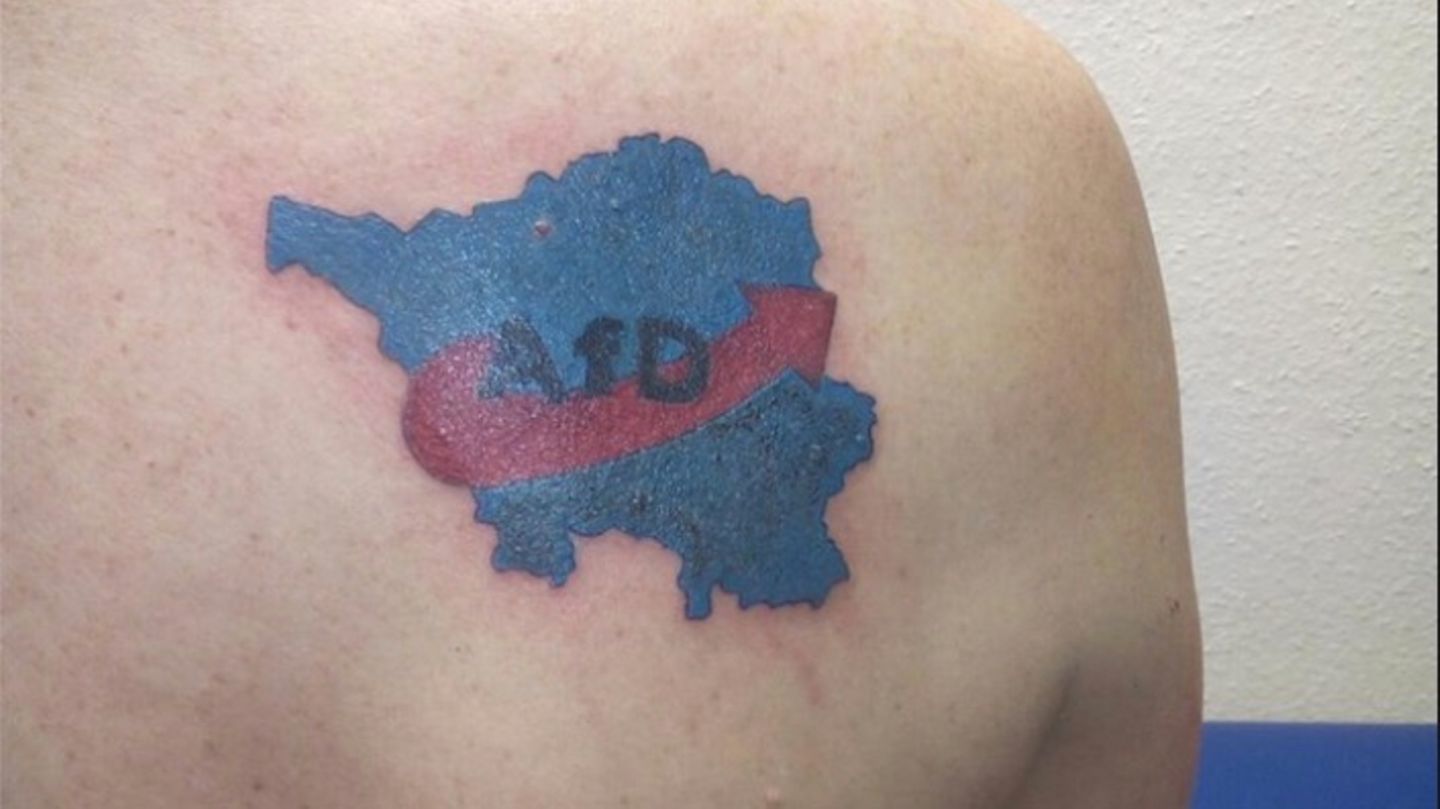Das Tattoo eines AfD-Anhängers: Ein Logo der AfD mit den Umrissen des Saarlands.