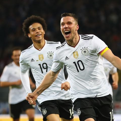 Lukas Podolski jubelt ausgelassenen über sein 1:0 im Abschiedsspiel gegen England