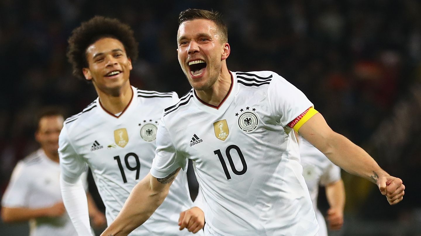 Lukas Podolski jubelt ausgelassenen über sein 1:0 im Abschiedsspiel gegen England