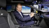 VW Arteon - am Steuer VW-Chef Herbert Diess