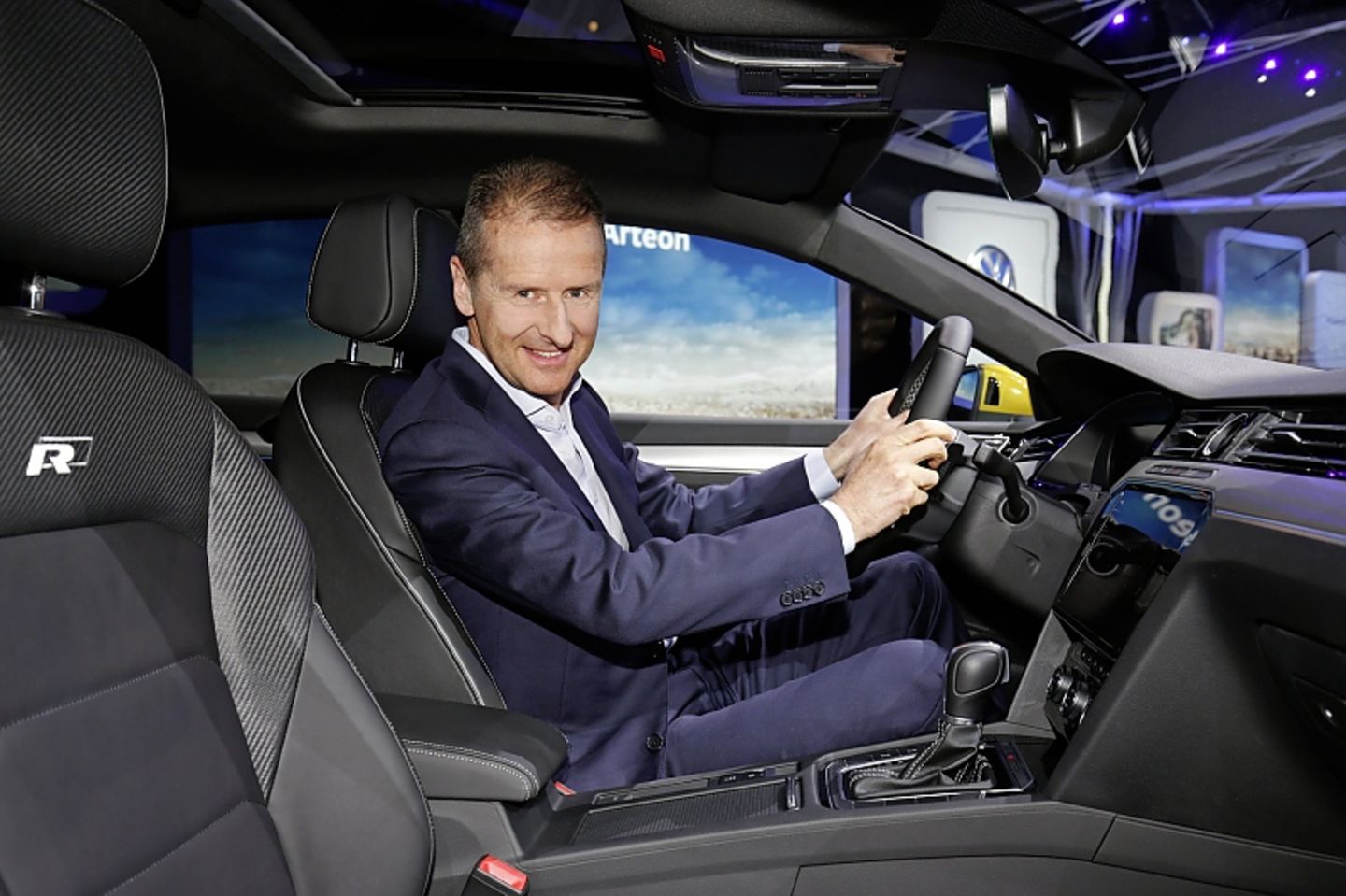 VW Arteon - am Steuer VW-Chef Herbert Diess