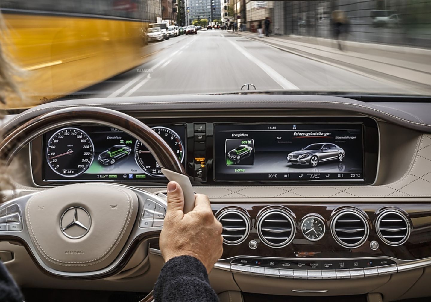 Mercedes S 500 e mit zwei getrennten Displays