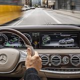 Mercedes S 500 e mit zwei getrennten Displays