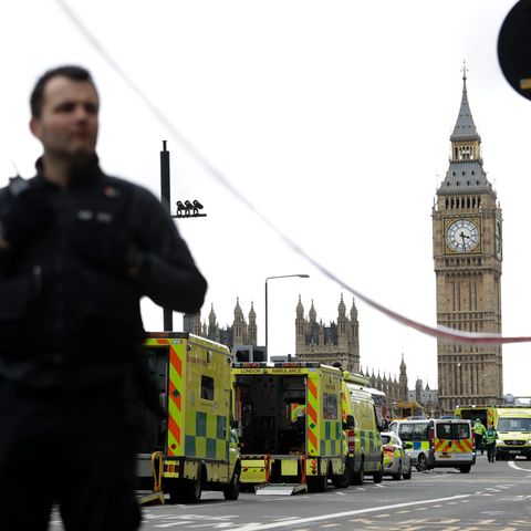 Am Ort des Anschlages vor dem britischen Parlament hält ein Polizist Wache