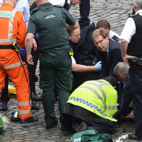 Staatssekretär Tobias Ellwood hat versucht, einem Polizisten durch Herzdruckmassage und Mund-zu-Mund-Beatmung das Leben zu retten