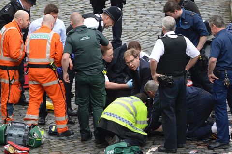 Staatssekretär Tobias Ellwood hat versucht, einem Polizisten durch Herzdruckmassage und Mund-zu-Mund-Beatmung das Leben zu retten