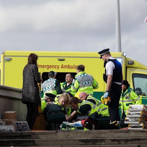 Rettungskräfte kümmern sich um die Opfer des Terroranschlages in London