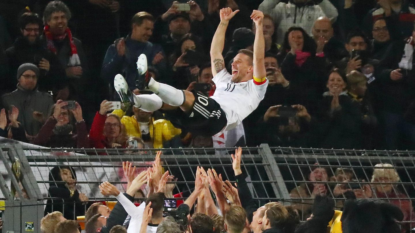 Lukas Podolski wird nach seinem Abschiedsspiel gefeiert