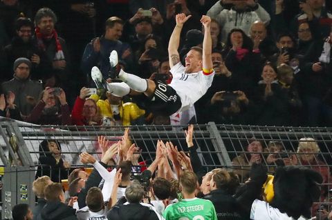 Lukas Podolski wird nach seinem Abschiedsspiel gefeiert