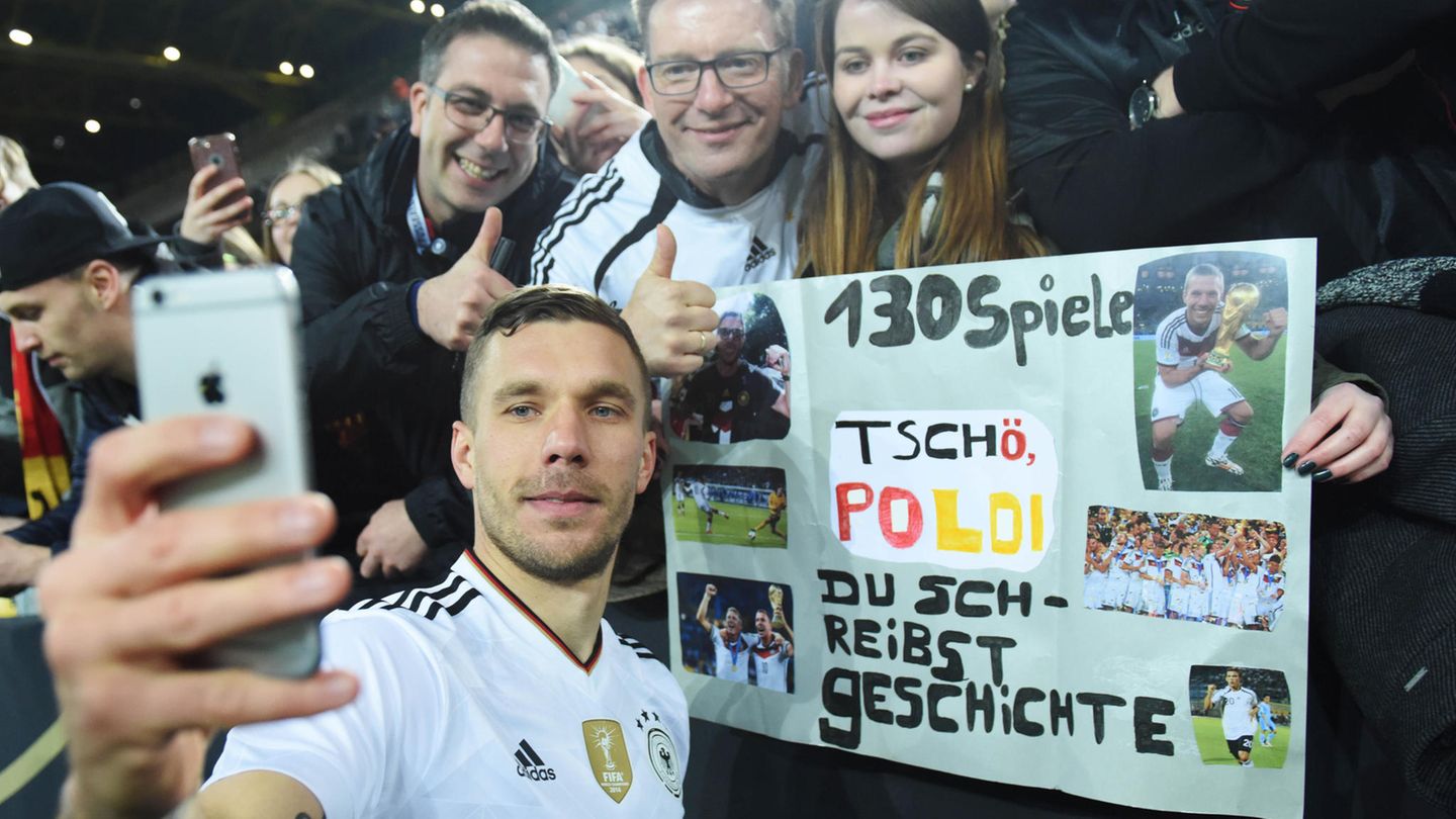 Lukas Podolski lässt sich nach seinem Abschiedsspiel von den Fans feiern