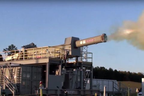Die Railgun wurde auf einem massiven Gerüst aufgebaut.
