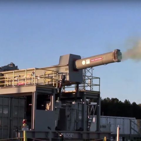 Die Railgun wurde auf einem massiven Gerüst aufgebaut.