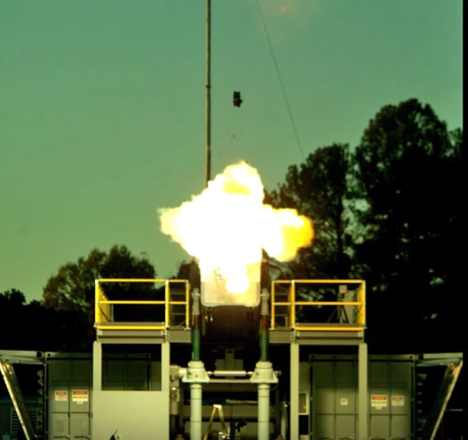 Rail-Gun der US-Navy : Das Geschoss verlässt den Lauf. Das Geschoss verlässt den Lauf.