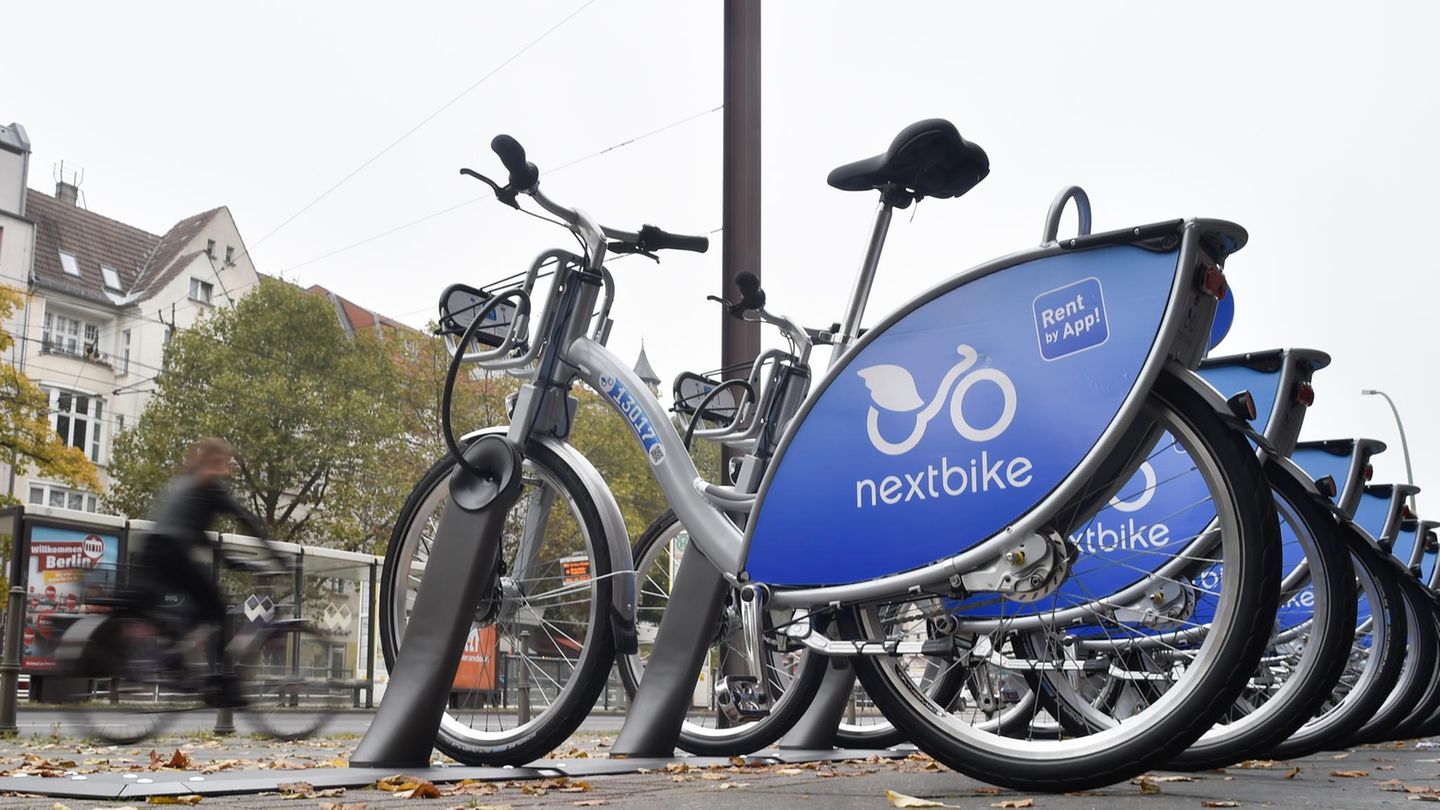 Leihfahrräder von "nextbike" stehen an einer Station in Berlin. Die Stadt ist auf Platz 1 des Greenpeace-Rankings.