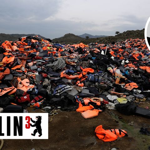 Ein Berg benutzter Rettungswesten liegt auf der griechischen Insel Lesbos