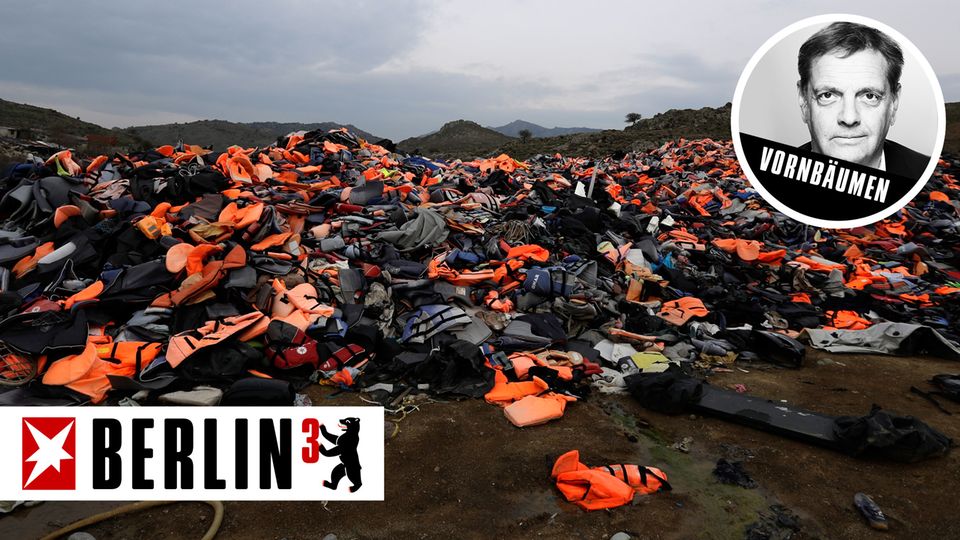 Ein Berg benutzter Rettungswesten liegt auf der griechischen Insel Lesbos