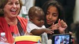 Dominique stammt ursprünglich von der Elfenbeinküste. Für die Operation wurde sie in die USA geflogen und kam vorübergehend bei einer Pflegefamilie unter. Nun soll sie so bald wie möglich zu ihrer leiblichen Familie zurückkehren, die sich die Reise in die USA nicht leisten konnte.