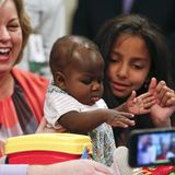 Dominique stammt ursprünglich von der Elfenbeinküste. Für die Operation wurde sie in die USA geflogen und kam vorübergehend bei einer Pflegefamilie unter. Nun soll sie so bald wie möglich zu ihrer leiblichen Familie zurückkehren, die sich die Reise in die USA nicht leisten konnte.