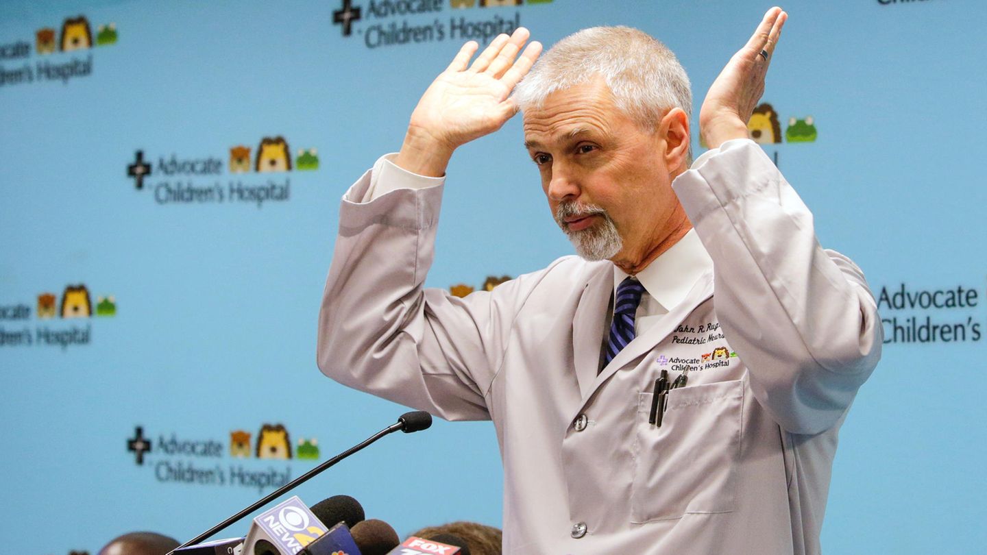 Der Kinderarzt und Chirurg John R. Ruge vom Advocate Children's Hospital in Chicago nahm den aufwendigen Eingriff zusammen mit Kollegen vor. Gegenüber der BBC sagt er, die größte Gefahr sei gewesen, dass Dominique durch den Eingriff Lähmungen davonträgt. "Aufgrund der Skelett-Struktur haben sich viele Schwierigkeiten ergeben", so Ruge. Doch die Operation verlief gut - Dominique befindet sich auf dem Weg der Besserung. Ihre Ärzte hoffen nun, dass sie ein weitgehend normales Leben führen kann.