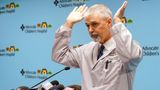 Der Kinderarzt und Chirurg John R. Ruge vom Advocate Children's Hospital in Chicago nahm den aufwendigen Eingriff zusammen mit Kollegen vor. Gegenüber der BBC sagt er, die größte Gefahr sei gewesen, dass Dominique durch den Eingriff Lähmungen davonträgt. "Aufgrund der Skelett-Struktur haben sich viele Schwierigkeiten ergeben", so Ruge. Doch die Operation verlief gut - Dominique befindet sich auf dem Weg der Besserung. Ihre Ärzte hoffen nun, dass sie ein weitgehend normales Leben führen kann.