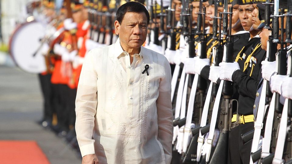 Der philippinische Präsident Rodrigo Duterte bei einem Staatsbesuch im weißen Zwirn.