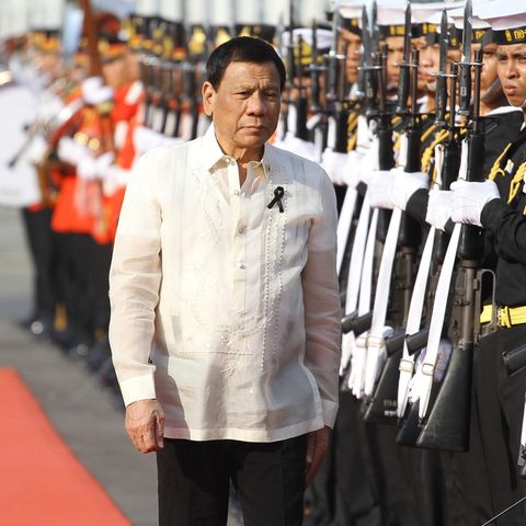 Der philippinische Präsident Rodrigo Duterte bei einem Staatsbesuch im weißen Zwirn.