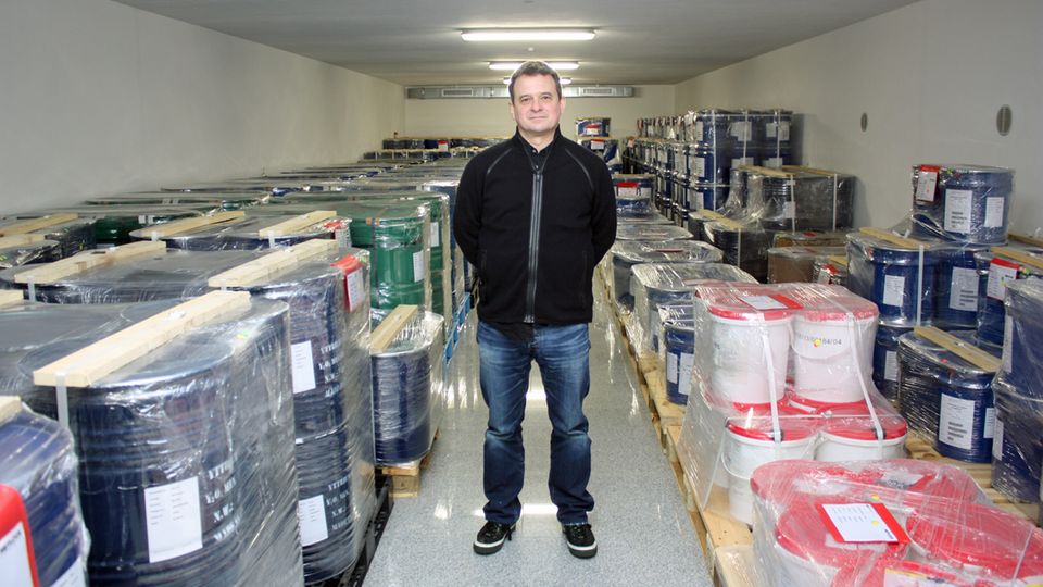 Rohstoffhändler Matthias Rüth in seinem Bunker in Frankfurt. In mehreren solcher Lagerräume stapeln sich auf insgesamt 1400 Quadratmetern mehr als 100 Tonnen Technologiemetalle und Seltene Erden.