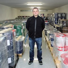 Rohstoffhändler Matthias Rüth in seinem Bunker in Frankfurt. In mehreren solcher Lagerräume stapeln sich auf insgesamt 1400 Quadratmetern mehr als 100 Tonnen Technologiemetalle und Seltene Erden.