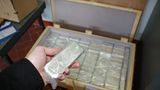 Indium wird, wie hier zu sehen, in Barren gelagert. Andere Metalle werden in Flüssigform verschickt