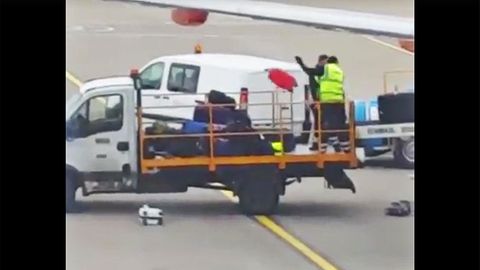 Koffer fliegen durch die Luft