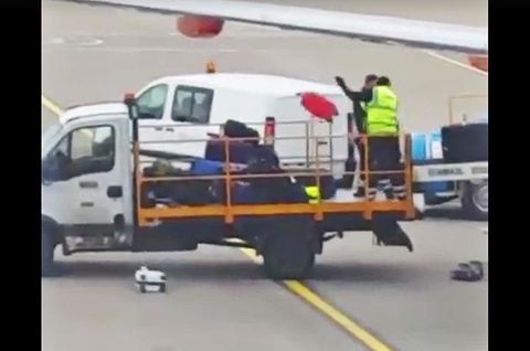 Koffer fliegen durch die Luft