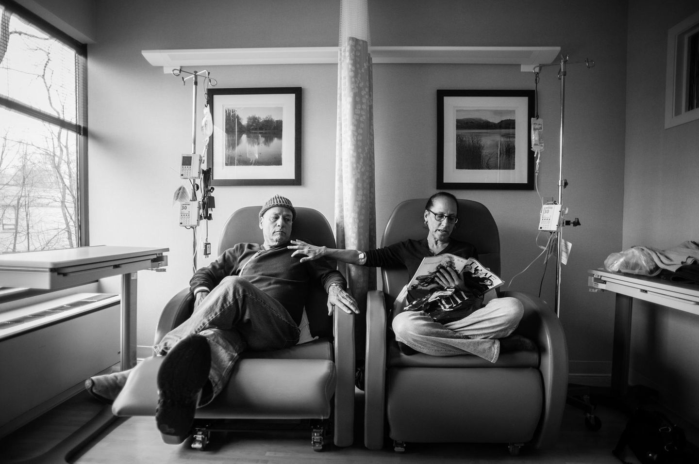 Die Eltern sitzen nebeneinander, währen die Mutter ihre Chemo bekommt