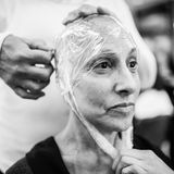 Laurel mit einer Plastikfolie auf dem Kopf