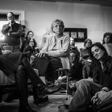 Nach der Beerdigung von Laurel sitzen Freunde und Familie beisammen. Im Judentum trauert die Familie während der Schiwa sieben Tage lang und wird von Freunden und Verwandten zu Hause besucht und gestützt.