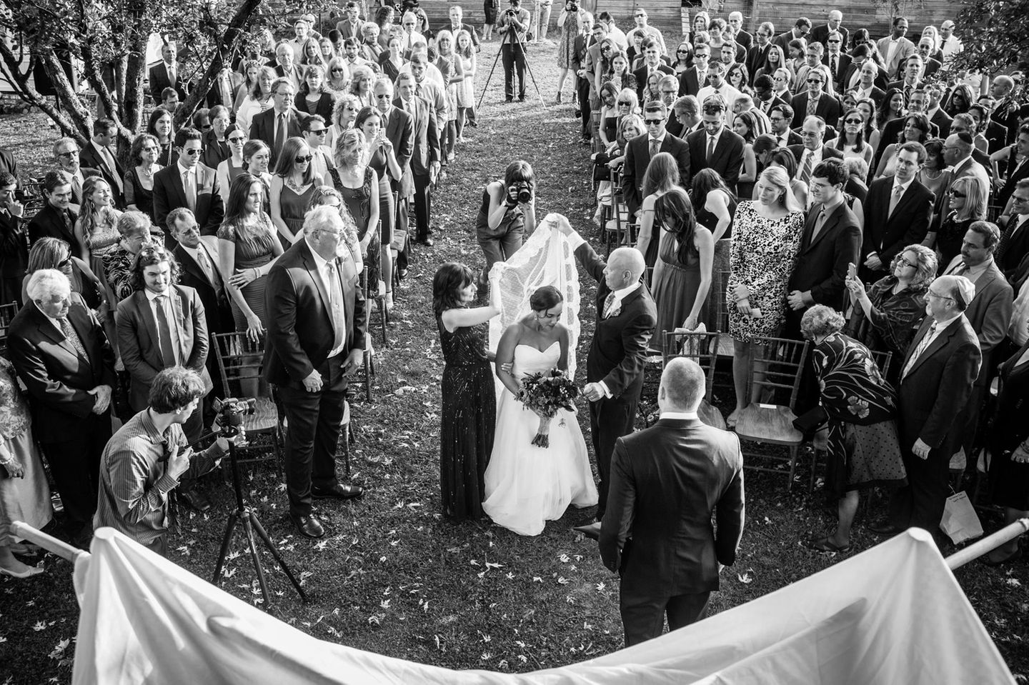 Die Fotografin – und Tochter – Nancy im Oktober 2013 am Tag ihrer Hochzeit. Ihre Eltern führen sie zum Altar, ganz, wie sie es sich gewünscht hatten.