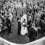 Die Fotografin – und Tochter – Nancy im Oktober 2013 am Tag ihrer Hochzeit. Ihre Eltern führen sie zum Altar, ganz, wie sie es sich gewünscht hatten.