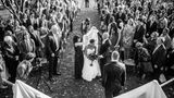 Die Fotografin – und Tochter – Nancy im Oktober 2013 am Tag ihrer Hochzeit. Ihre Eltern führen sie zum Altar, ganz, wie sie es sich gewünscht hatten.