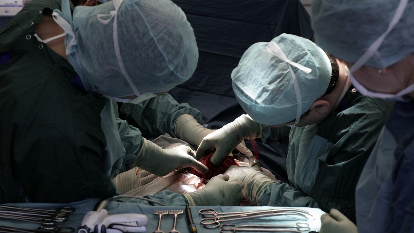 Zwei Ärzte während einer Operation. Die Ärztekammer gab die Zahl der Behandlungsfehler im letzten Jahr bekannt.