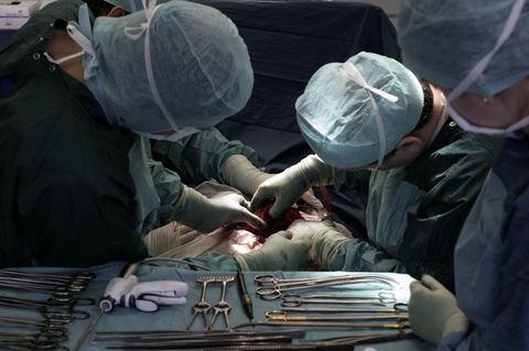 Zwei Ärzte während einer Operation. Die Ärztekammer gab die Zahl der Behandlungsfehler im letzten Jahr bekannt.