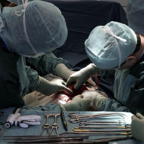 Zwei Ärzte während einer Operation. Die Ärztekammer gab die Zahl der Behandlungsfehler im letzten Jahr bekannt.