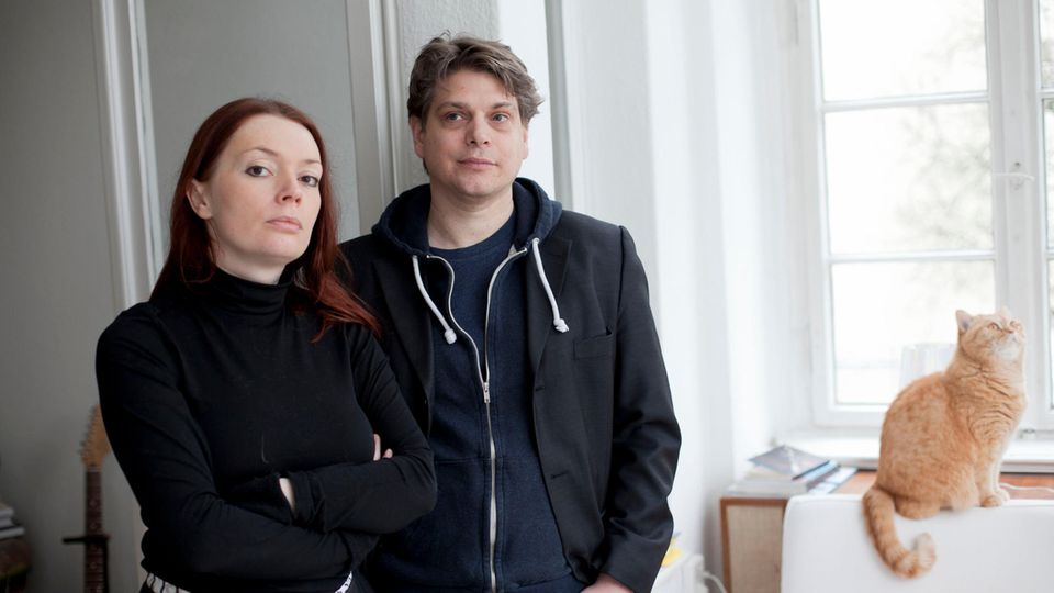 Zoë Beck und Jan Karsten wollen mit eBooks die kreative Vielfalt erhalten. Verleger Zoë Beck und Jan Karsten vor einem Fenster. Das Team will mit eBooks die kreative Vielfalt erhalten.