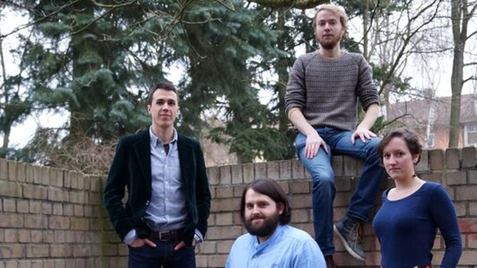 Philip Krömer, Joseph Reinthaler, Sebastian Frenzel und Laura Jacobi (von links) verlegen Romane, Erzählungen, Kartenspiele und literarische Tischdecken. Die vier homunculus-Verleger posieren in einem Innenhof