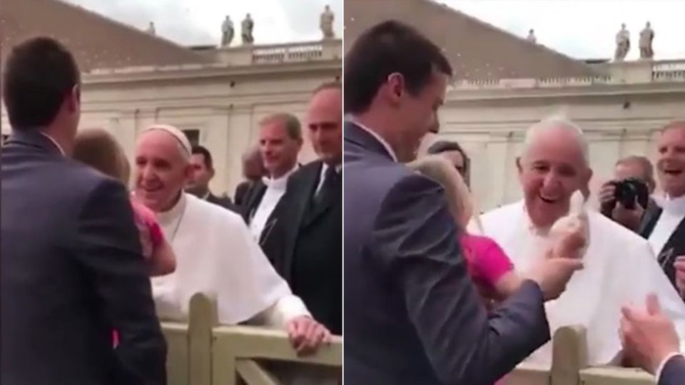 Witziger Zwischenfall: Dreijährige klaut Papst-Kappe und bringt Franziskus zum Lachen