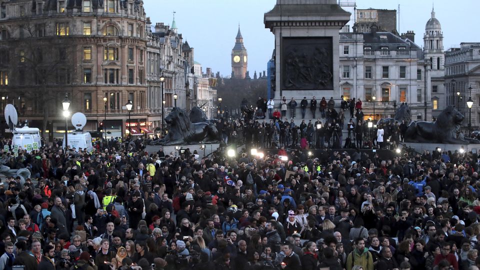 Tausende menschen gedachten in London der Opfer des Anschlags vom Mittwoch