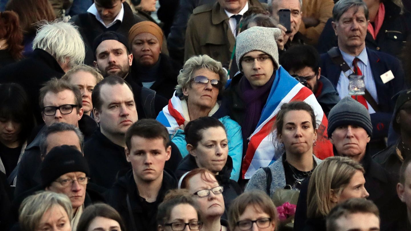 Auf dem Trafalgar Square in London versammelten sich tausende Menschen zu einer Mahnwache für die Opfer des Anschlages