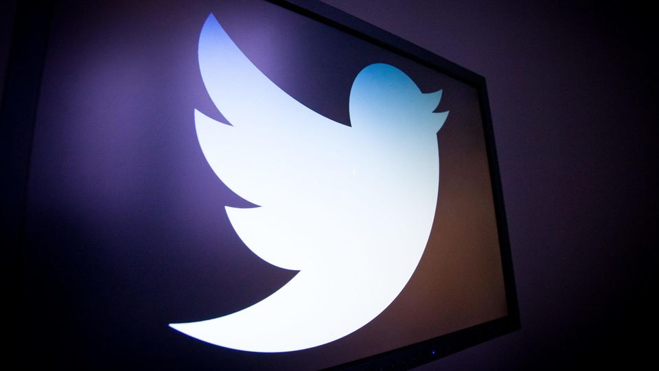 Das Logo des Kurznachrichtendienstes Twitter wird auf einem Bildschirm gezeigt
