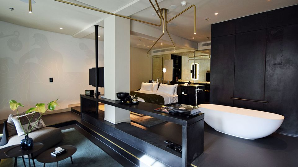 Die Punktleuchten aus schmalen Messingröhren an der Zimmerdecke erinnern an das ehemalige Telegrafenamt: W Hotel Amsterdam