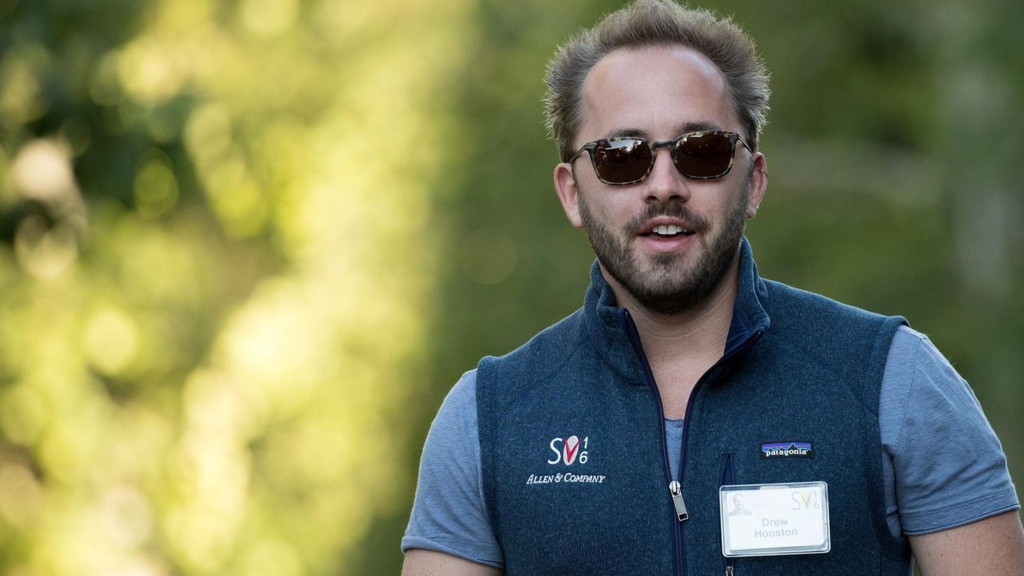 Forbes-Liste: Drew Houston Der 34-Jährige ist Mitgründer und CEO des Filesharingdienstes Dropbox. Houston gründete das Unternehmen vor zehn Jahren mit seinem Kommilitonen Arash Ferdowsi, heute hat Dropbox rund 500 Millionen Nutzer. Houstons Vermögen liegt bei rund einer Milliarde Dollar. Drew Houston Der 34-Jährige ist Mitgründer und CEO des Filesharingdienstes Dropbox. Houston gründete das Unternehmen vor zehn Jahren mit seinem Kommilitonen Arash Ferdowsi, heute hat Dropbox rund 500 Millionen Nutzer. Houstons Vermögen liegt bei rund einer Milliarde Dollar.
