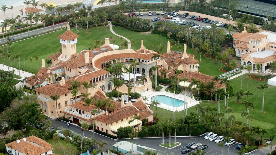 Türmchen, Säulen, Meer und Palmen: Trumps Club Mar-a-Lago in West Palm Beach, Florida