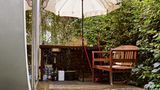 Nichts muss perfekt sein: Terrasse mit Außenspüle.
